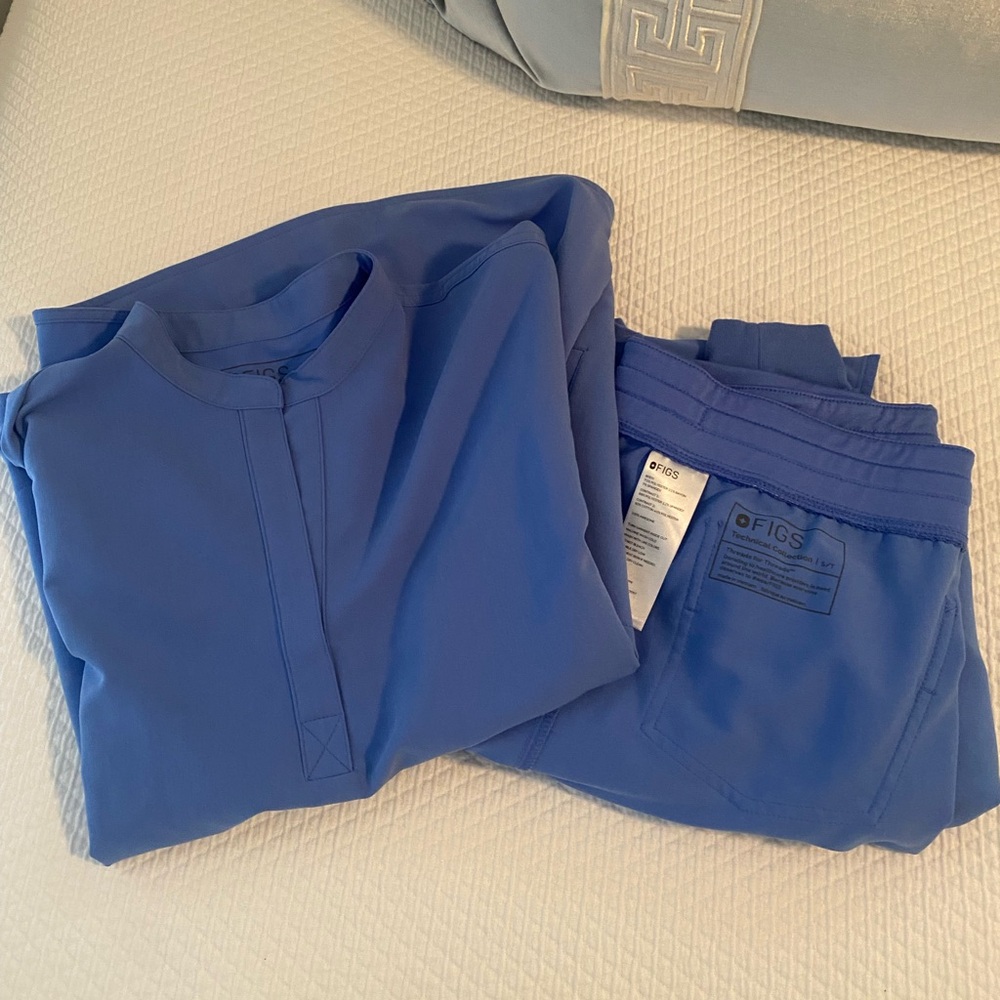 Figs Rafaela scrub top (small) and Zamora scrub bottoms (small tall)